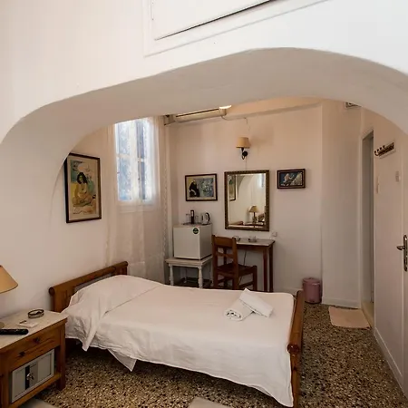 Delphines Hotel 2*