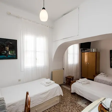 Delphines Hotel
